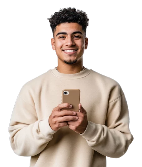 Jonge man met smartphone op groene achtergrond naast de slogan ‘Meer dan een vierkante scherm voor jouw online succes’ van Square+.