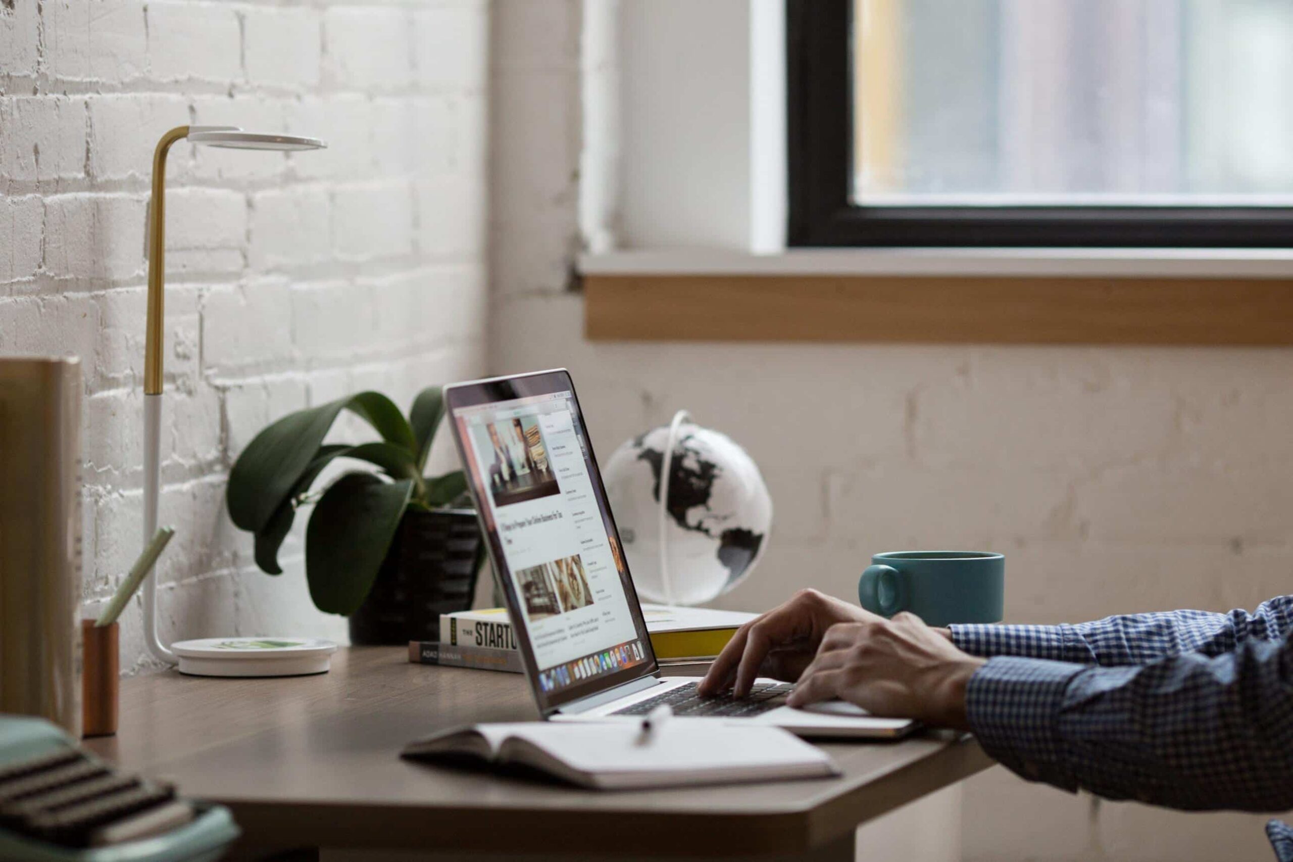 Team aan het werk tijdens de livegang en doorontwikkeling van een website
