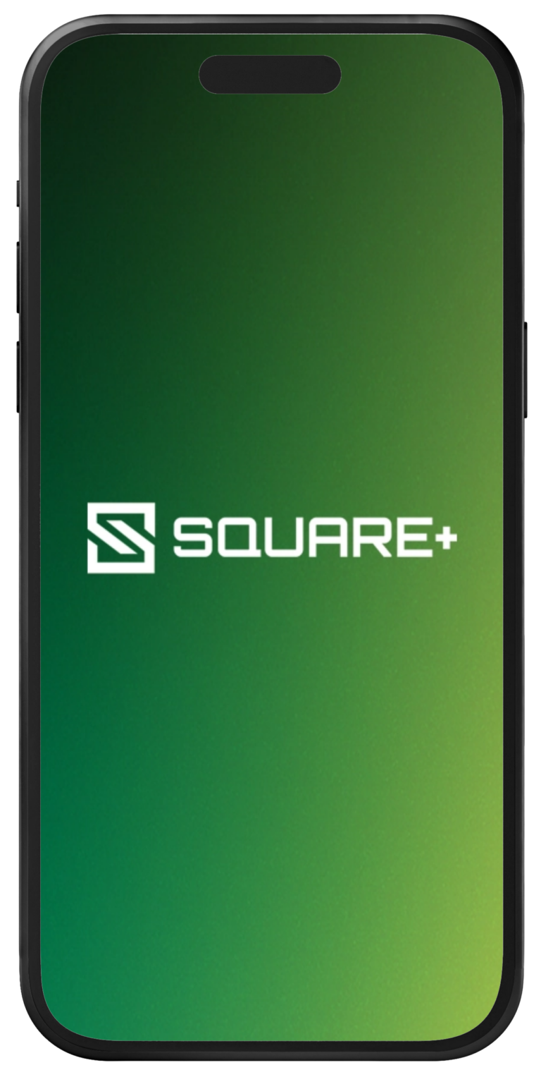 Smartphone mockup met het Square+ logo op een groen verloop, voorbeeld van webdesign en branding.
