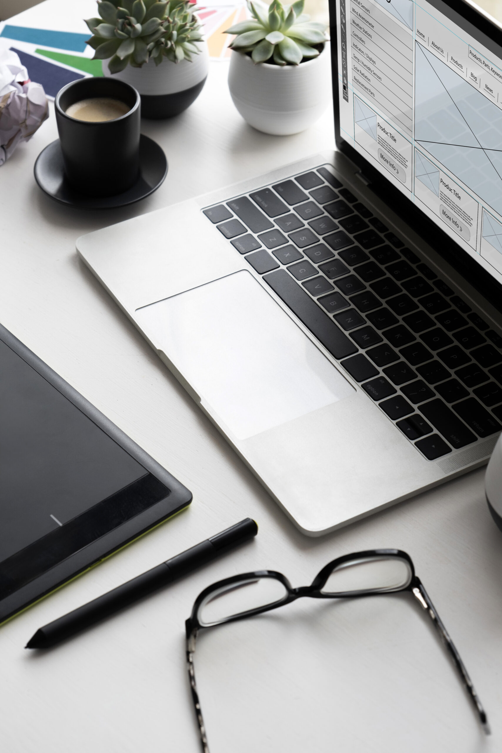 Stilleven van ontwerpmateriaal op een bureau, ter illustratie van de werkwijze bij Square+